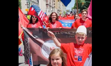 Albaner mit Flaggen des Kosovo, Albanien, traditioneller Tanz und Lied in der zweiten Straßenparade von New York