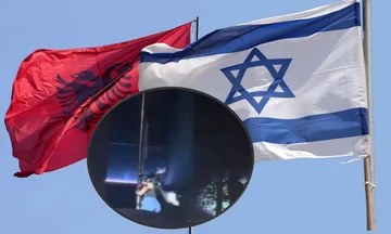 Bild vom Vorfall, ein Mädchen in einer Maske zieht Israels Flagge an der Botschaft in Tirana hoch