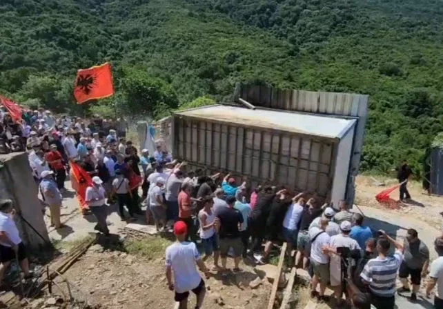 Property Protest in Albania's Kakomes also collapses a 22-year siege