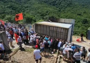 Protesta për pronat edhe në Kakome të Shqipërisë, shembet një rrethim 22-vjeçar
