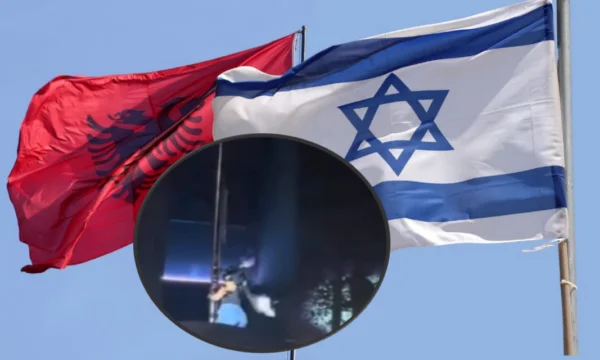 Profaning bandiera di Israele in Albania condannato