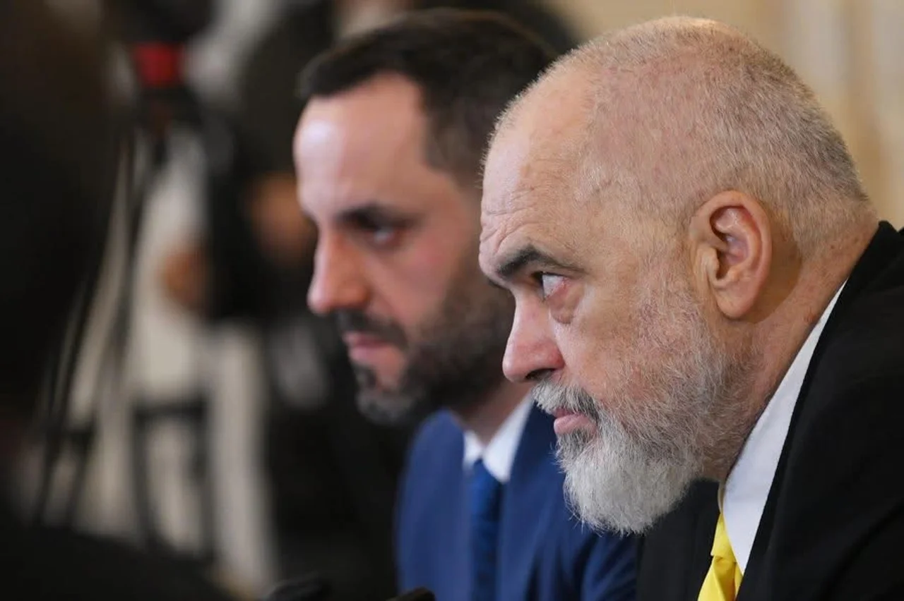 Ministri i Brendshëm porosit protestuesit nga Kosova në Tiranë  Mos harroni  Rama kerkoi njohjen e Kosovës në mes të Beogradit