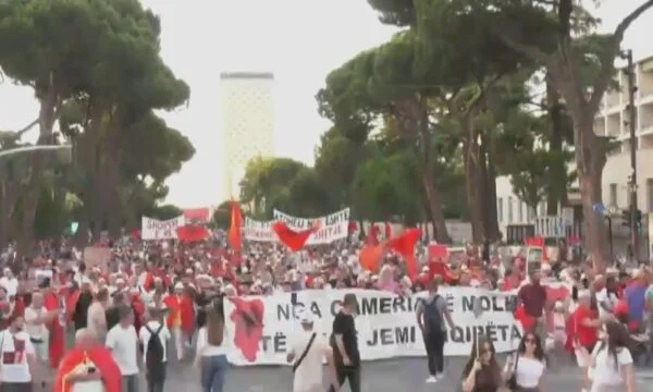 22. Tirana Protest beginnt, Bürger sammeln sich vor Premierminister