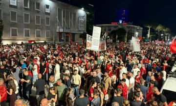 Nach einem Treffen mit dem Premierminister beginnt der massive Marsch auf Tiranas Straßen: Rama inburg, Berisha in" %burg