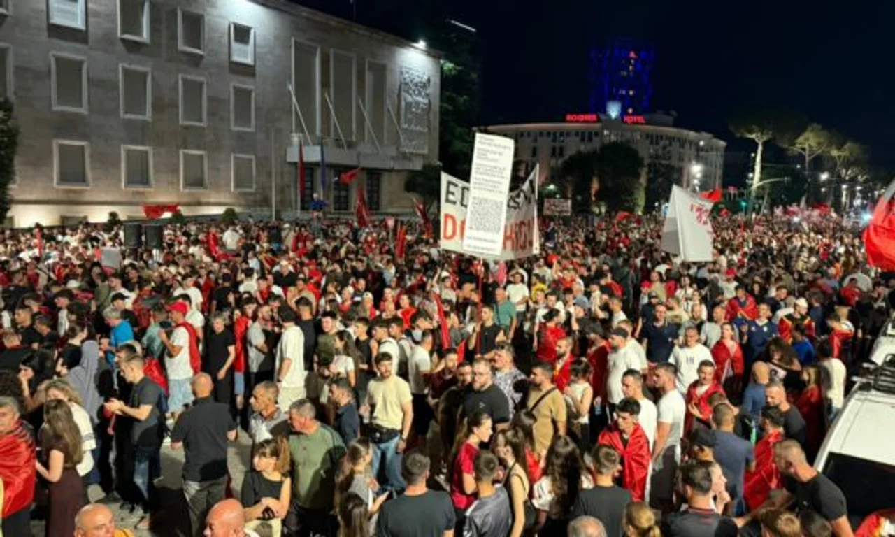 Pas mbledhjes te Kryeministria  nis marshimi masiv rrugëve të Tiranës  Rama n burg  Berisha n burg