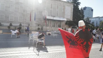 Protest in Tirana, a group of protesters spent the night in front of prime minister