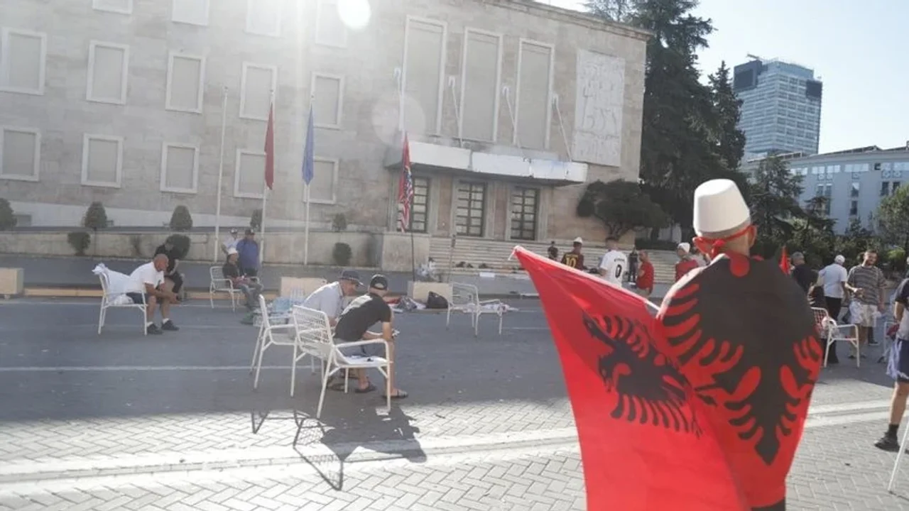 Protesta në Tiranë  një grup protestuesish kaluan natën përpara Kryeministrisë