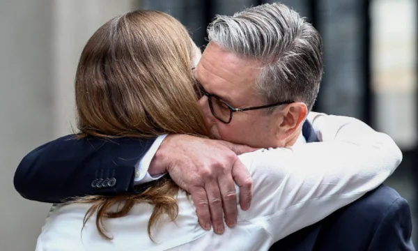 Starmer se emociona con el anuncio de su renuncia, abraza a su esposa