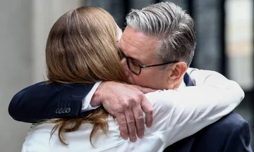 Starmer freut sich über die Ankündigung seines Rücktritts, umarmt seine Frau