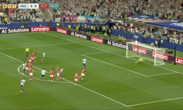 E pabesueshme: Messi e huq penalltinë, s'ia qëllon as portës