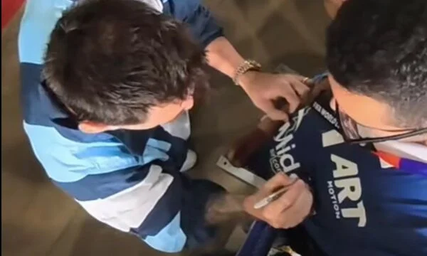 Messi nënshkruan fanellën me simbole të Kosovës