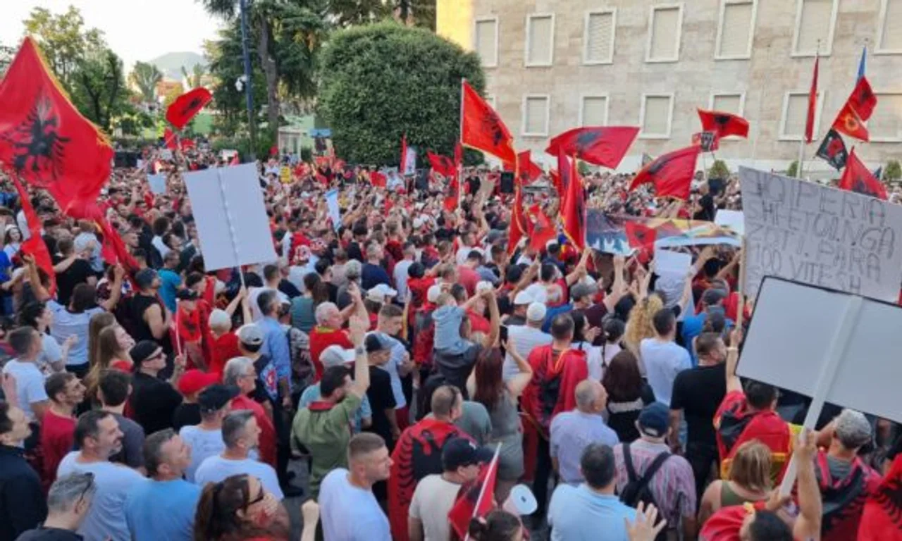 Veteranët e UÇK së iu bëjnë thirrje protestuesve në Tiranë  Mos i keqpërdorni simbolet e UÇK së për qëllime politike