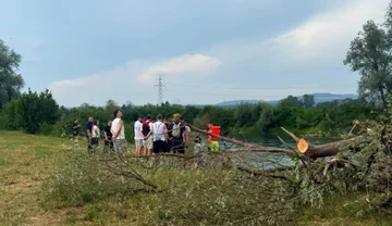 Numerous volunteers are assisting in the search of 5-year-old Albanian at the Reuss River in Switzerland