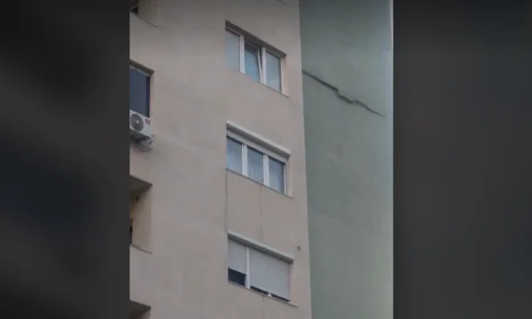 Facada di impianto residenziale a Fushe Kosovo è danneggiato, zona circondata da nastro