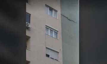 Facada de instalaciones residenciales en Fushe Kosovo está dañada, zona rodeada de cinta