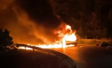 Digjet një veturë në Duhël të Suharekës (VIDEO)