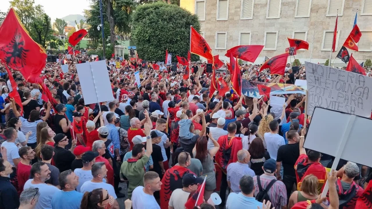 Protesta për Zvërnecin hyn në ditën e 24 të  qytetarët protestojnë para Kryeministrisë