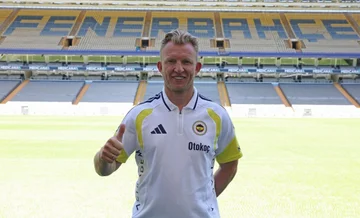 Zyrtare: Dirk Kuyt rikthehet te Fenerbahce, merr një rol të ri në skaudër