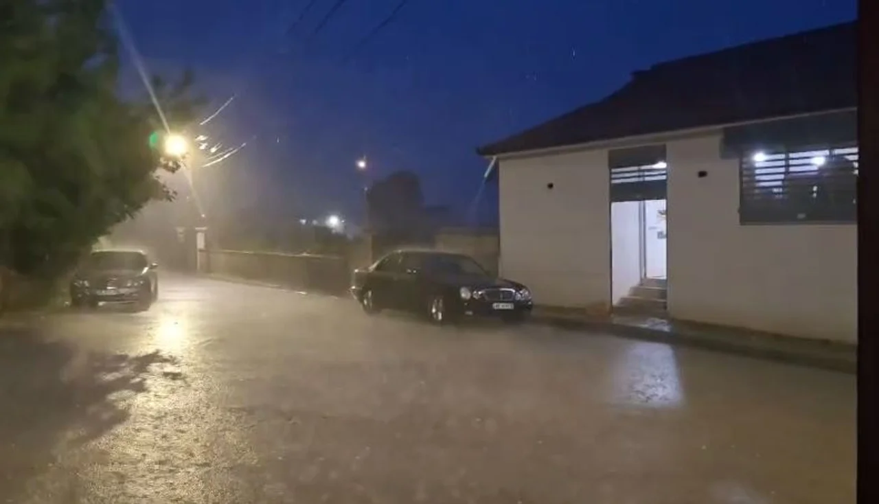 Shi i rrëmbyeshëm e rrufe  përkeqësohet moti në disa zona të Shqipërisë
