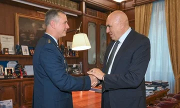 Allied Force Commander for Europe Goes for Discussions in Rome . . . . . <x0) NATO activaries “