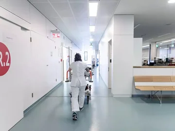 Le prisonnier du Kosovo trompe les gardes, s'échappe de l'hôpital en Italie
