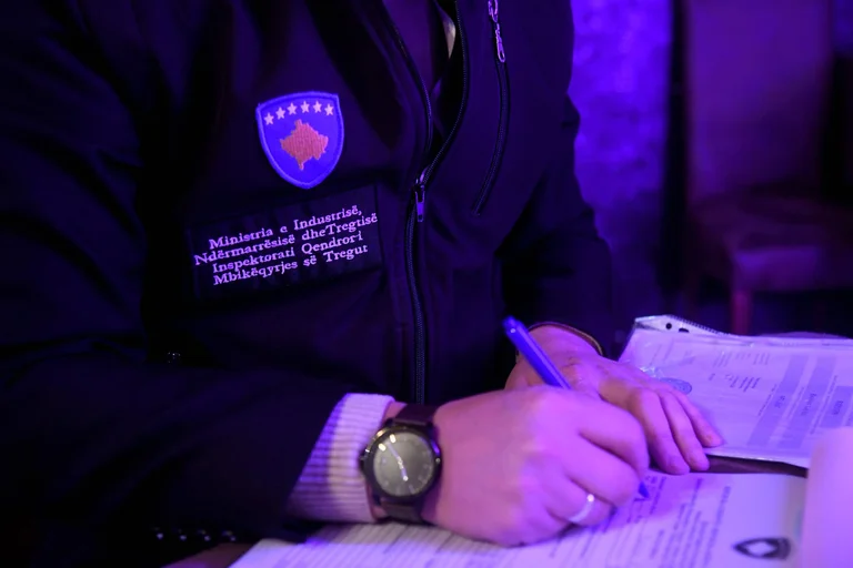 Mbyllen dy qendra masazhi në Gjakovë e një në Rahovec, shqiptohen pesë gjoba
