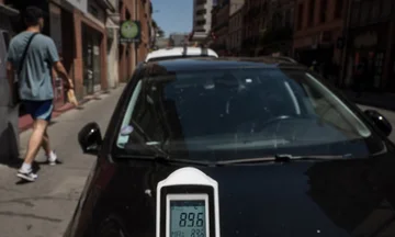 Un bambino di tre anni a Parigi muore dentro un'auto bloccata dal calore, sua madre in shock