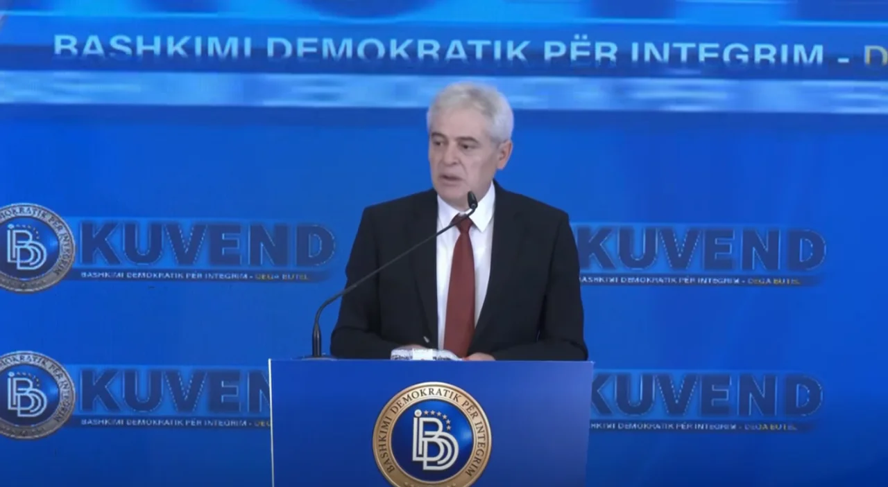 Kosovarët që protestojnë për Zvërnecin  Ali Ahmeti  Me dhimbje po i përcjelli  Shqipëria strehoi Kosovën gjatë luftës
