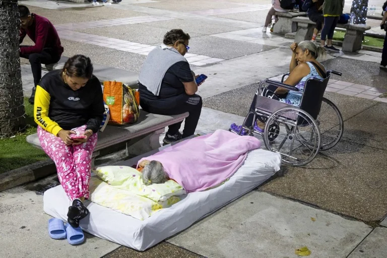 Le persone in Venezuela sono costrette a dormire per le strade dopo il terremoto