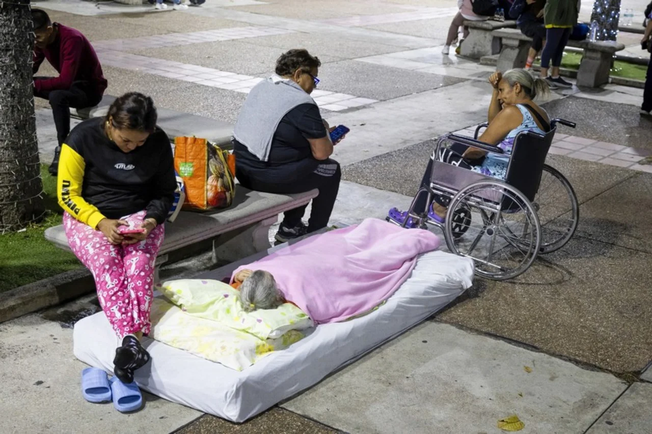 Njerëzit në Venezuelë detyrohen të flenë në rrugë pas tërmetit