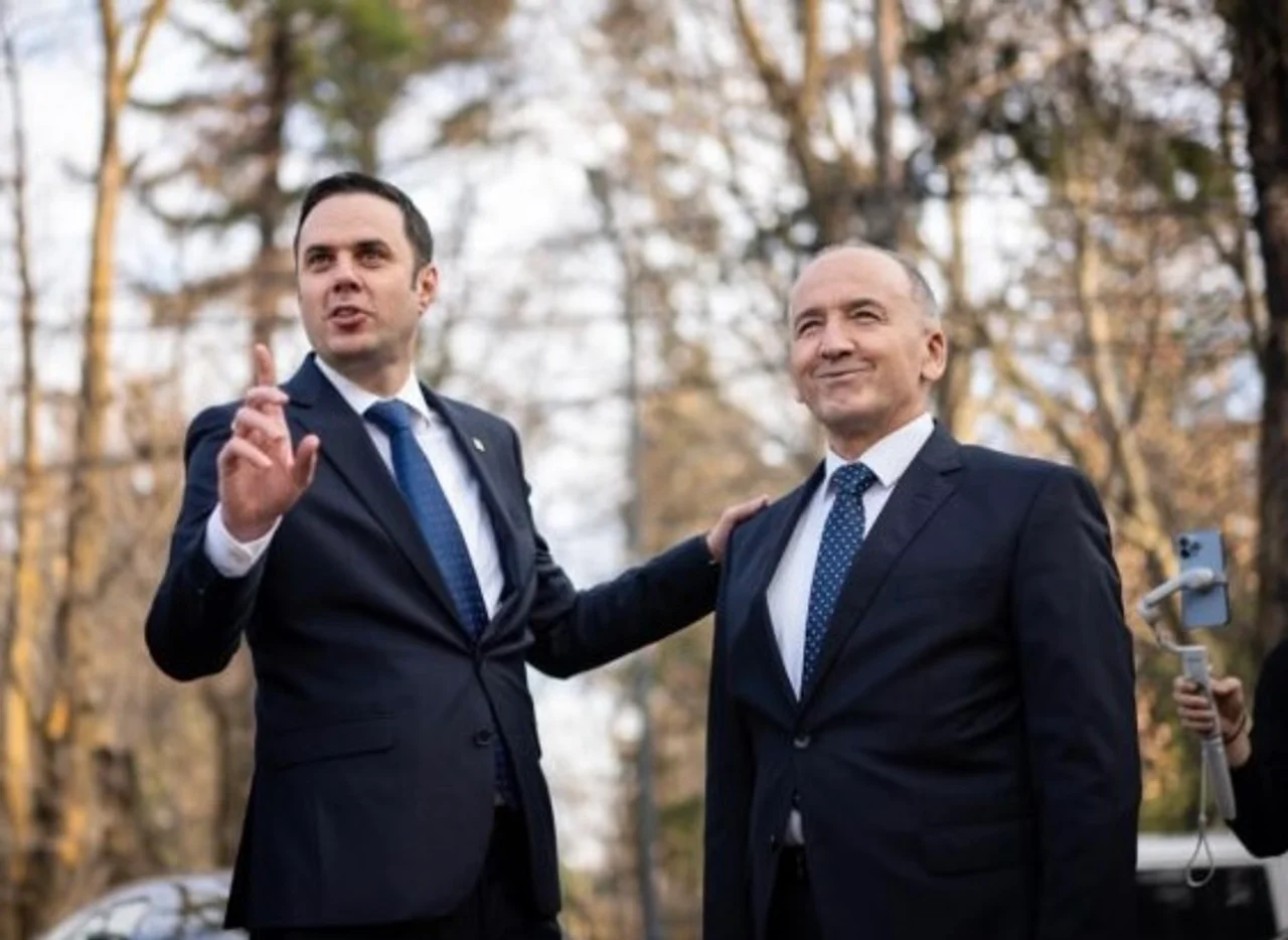 Abdixhiku me akuza të forta ndaj Gazmend Muhaxhirit  I mbulova marret kur fliste për Millosheviqin  kam hyrë në zjarr për të