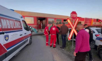 Car hit by train in Drenas, two people end up at QKUK