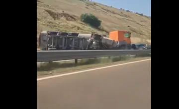 Rrokulliset një kamion në autostradë afër Malishevës, bllokohet komunikacioni