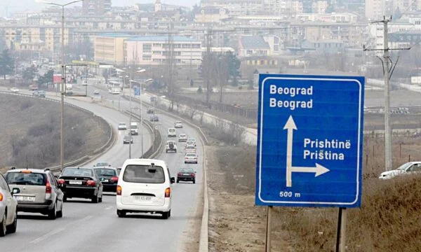 ¿Cómo envía Kosovo invitaciones a los tribunales de sospechosos en Serbia?