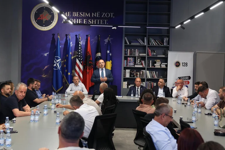 Propozimi i parë nga opozita: AAK e gatshme të bëjë kuorumin për zgjedhjen e Presidentit pa hyrë në qeveri, propozon paketë prioritetesh zhvillimore