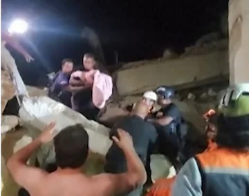 Foshnja 18-ditëshe nxirret e gjallë nga rrënojat në Venezuelë, shpëtohet edhe nëna e saj