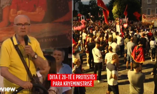 Giorno 28 ° protesta, i cittadini si affollano a “Square Skenderbej” a Tirana