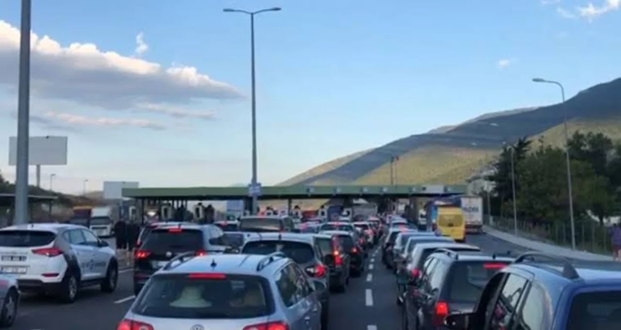 Fluks i lartë në pikën kufitare të Morinës  mijëra qytetarë kalojnë drejt Shqipërisë për pushime