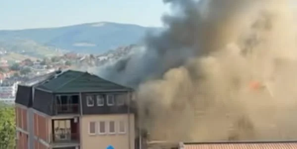 Polizia per il fuoco in una struttura residenziale a Pristina: Tre persone ferite e quattro vigili del fuoco