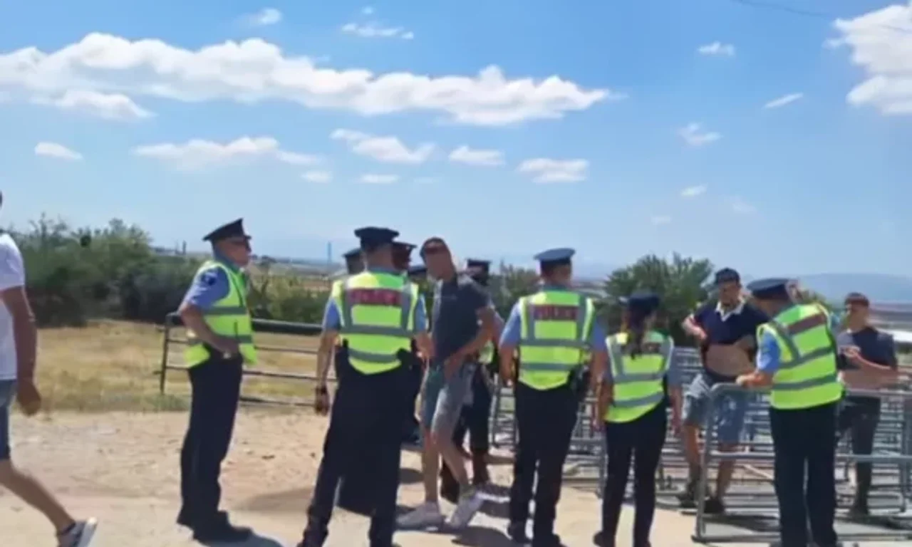 Serbët kontrollohen nga policia në hyrje të Gazimestanit