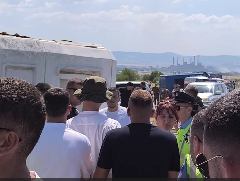 Ils chantaient des chansons nationalistes, la police arrêtait plusieurs personnes après la fin de “Vidovdan”