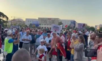 Los manifestantes se reúnen por 29a vez en Tirana, según ellos, personas de poder.