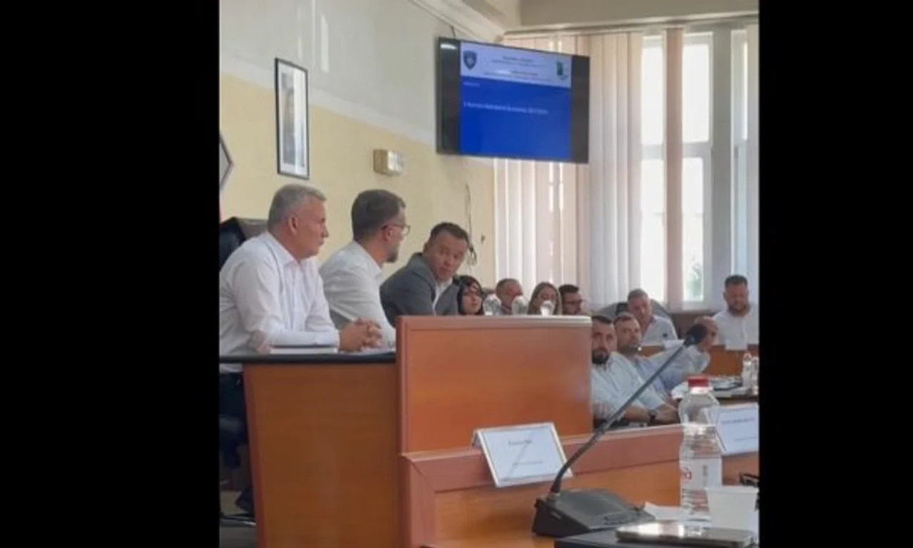 Peci përplaset me mediat lokale në Mitrovicë  S po më rrihet pa më sha ndonjë medium