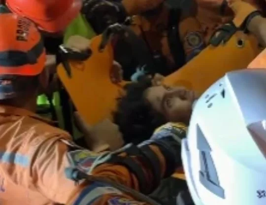 After 106 hours trapped in ruins, the young man in Venezuela is taken alive