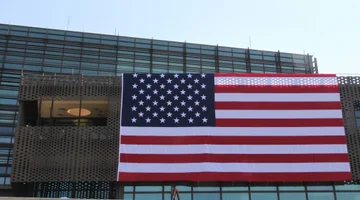 Annu Prattipati organisiert den Empfang im Kosovo zum 250. Jahrestag der Unabhängigkeit der USA
