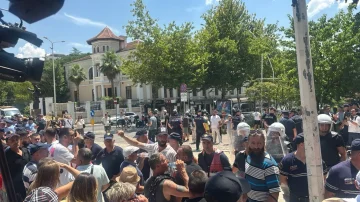Les manifestants tentent de bloquer l'entrée de l'Albanie au Parlement, affrontement avec la police