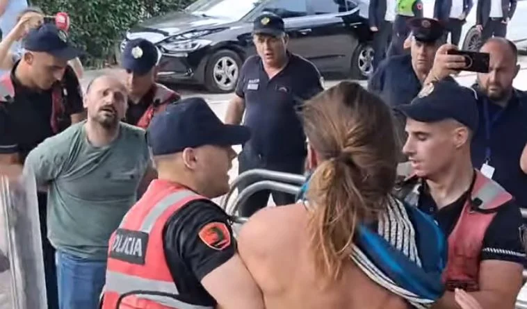 Le immagini di arresto di Dritton che mostrano
