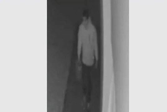 Policia kërkon ndihmën e qytetarëve për identifikimin e një personi të dyshuar për zjarrvënie në Drenas