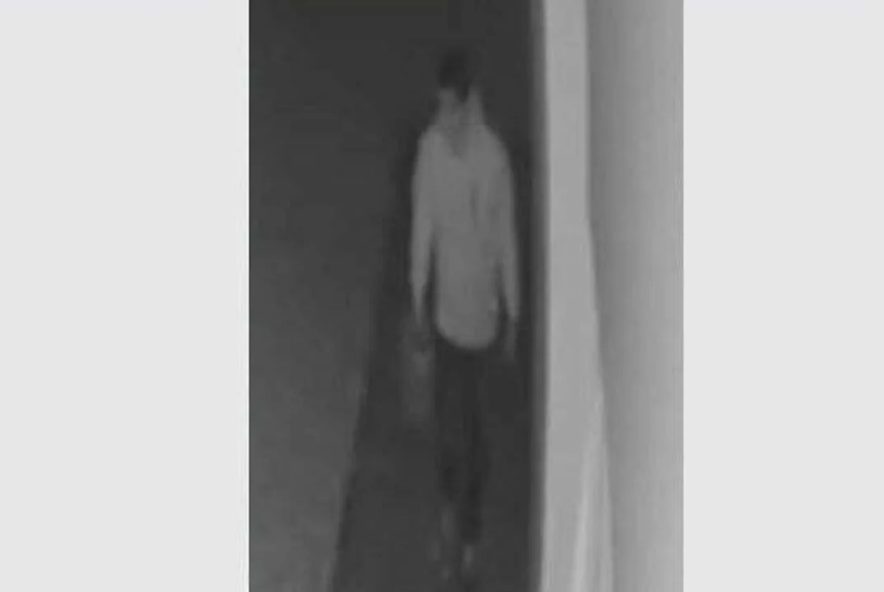 Policia kërkon ndihmën e qytetarëve për identifikimin e një personi të dyshuar për zjarrvënie në Drenas