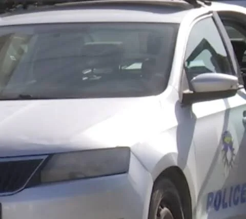 I bambini a sinistra bloccati in auto in calore, madre multato 300 euro dalla polizia a Prizren
